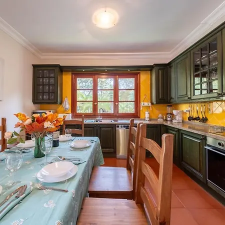 La Canariona, A Charming