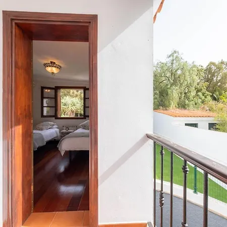 La Canariona, A Charming *