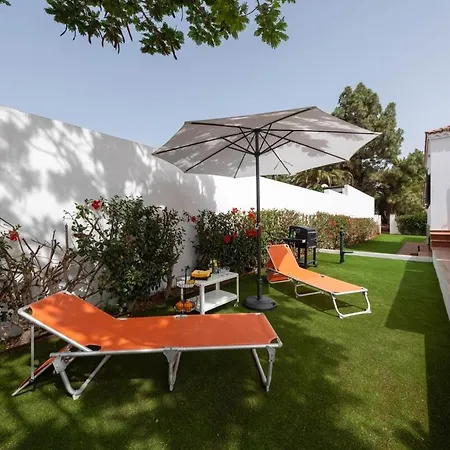 La Canariona, A Charming *